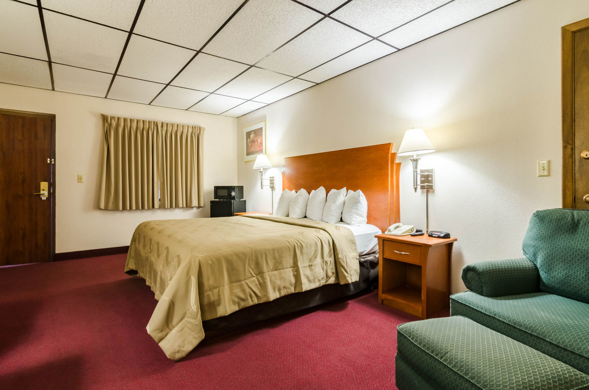 Quality Inn & Suites Salina Room photo