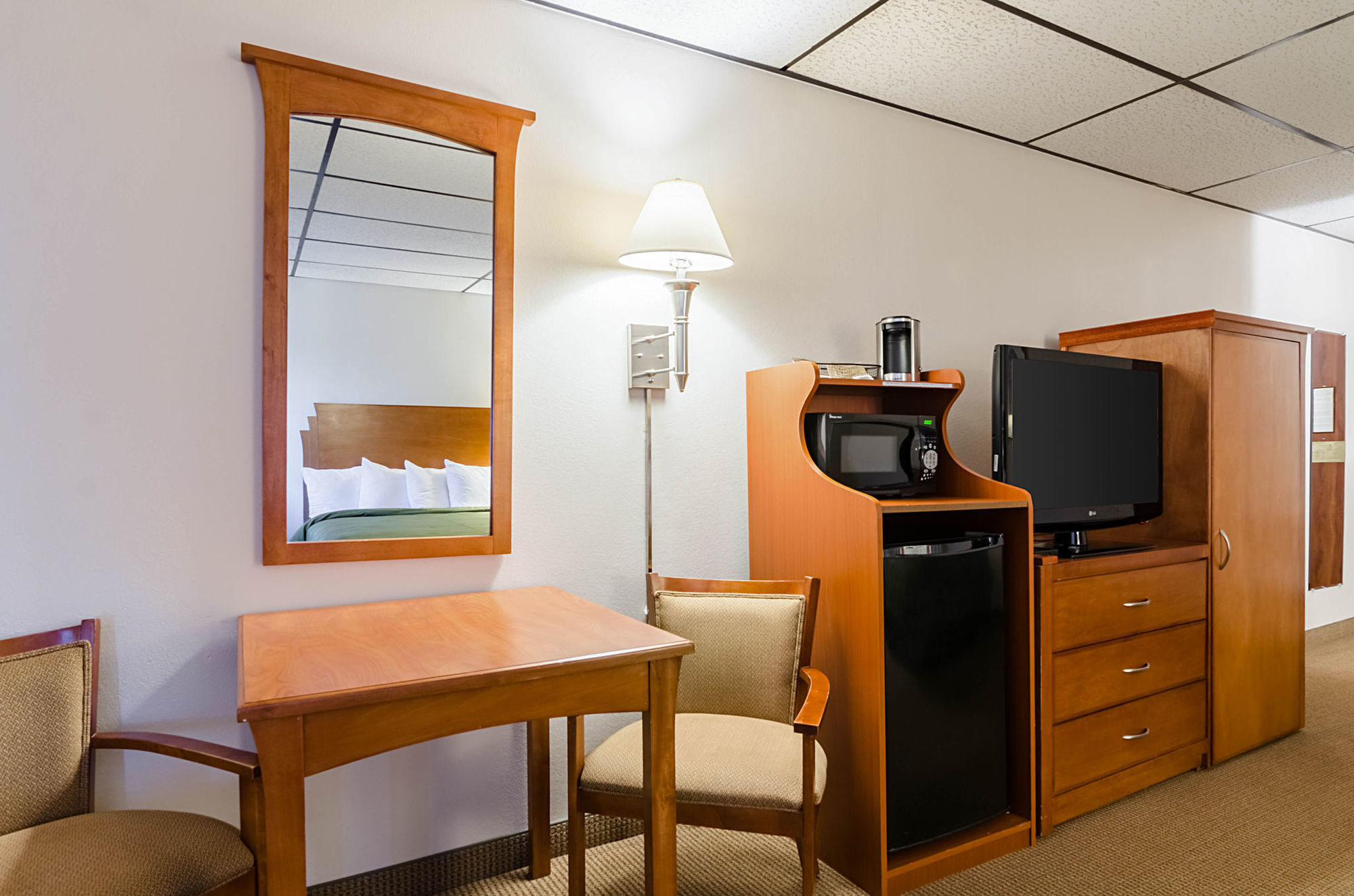 Quality Inn & Suites Salina Room photo