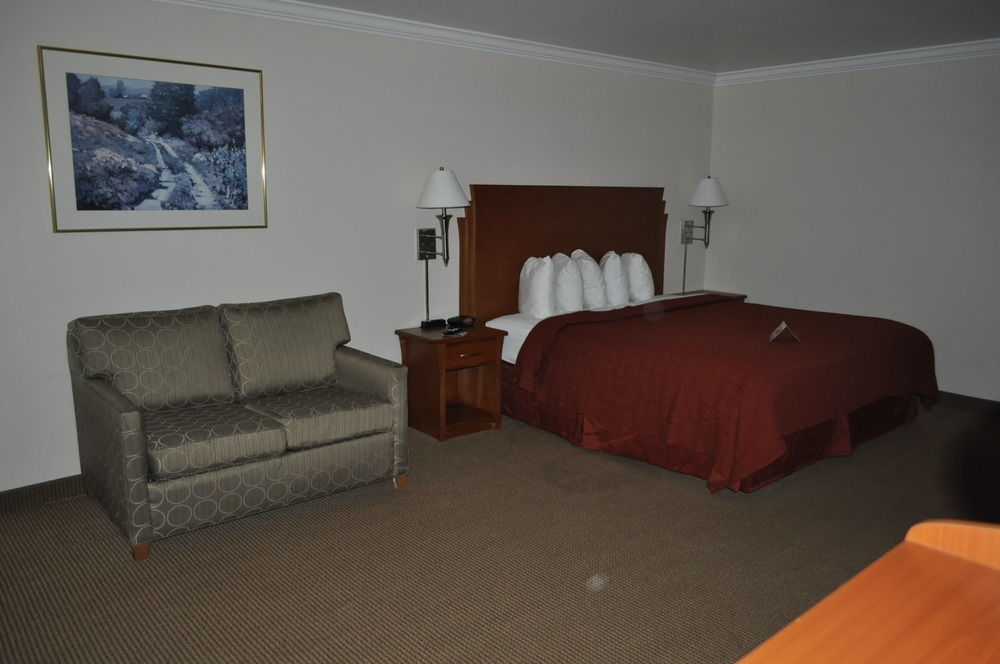 Quality Inn & Suites Salina Exterior photo