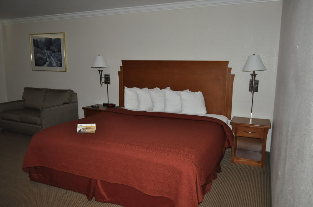 Quality Inn & Suites Salina Exterior photo